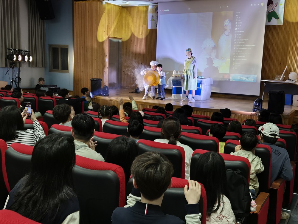 통영시, 충무도서관 가정의 달 과학뮤지컬 ‘BJ봉봉Ⅹ닥터봉의 우당탕 실험’성료