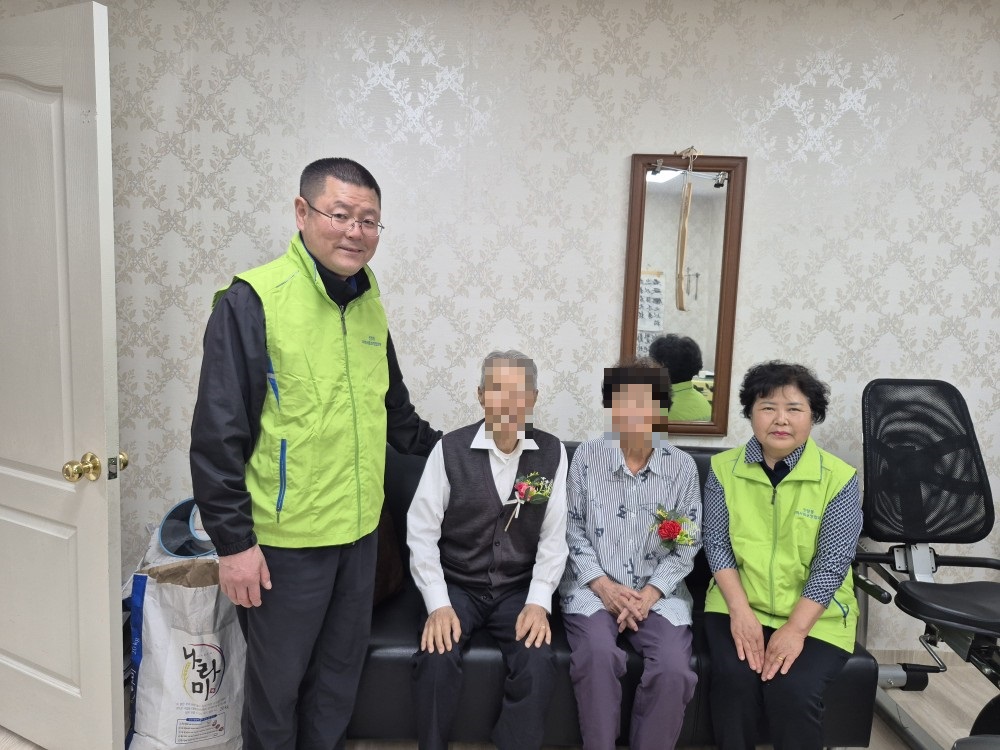 구리시 인창동지역사회보장협의체, 어버이날 맞아 경로당 어르신에 카네이션 전달