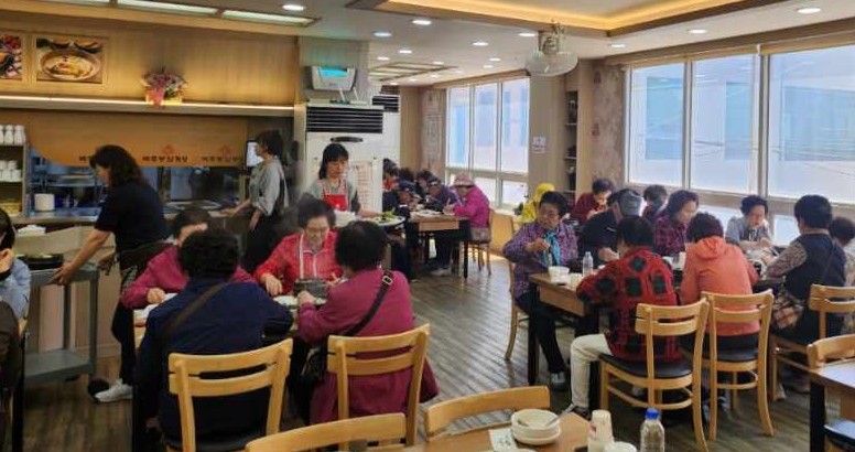 백두봉삼계탕, 어버이날 맞아 사하구 취약계층 어르신 200여 명에 삼계탕 대접