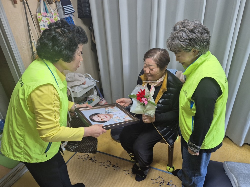 부산 북구 덕천1동 지역사회보장협의체, 「인생 한 컷 사진관」 장수 사진 전달