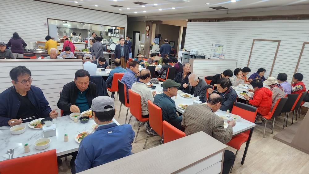 압량읍“한식한끼”식당 어르신들께 따뜻한 식사 대접