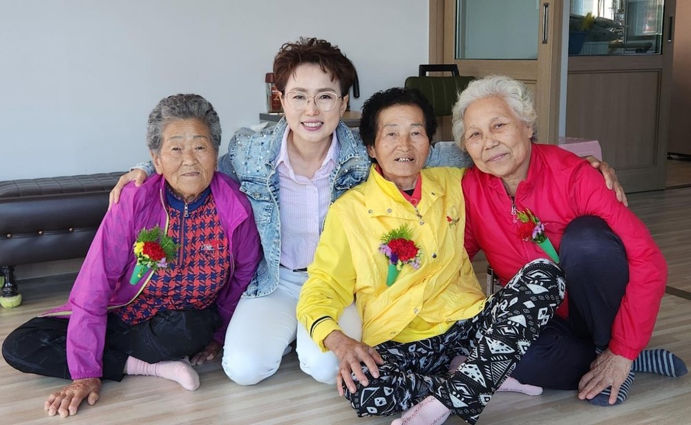 “어르신, 감사합니다”, 논산시, 어버이날 맞아 존경과 사랑의 카네이션 전해