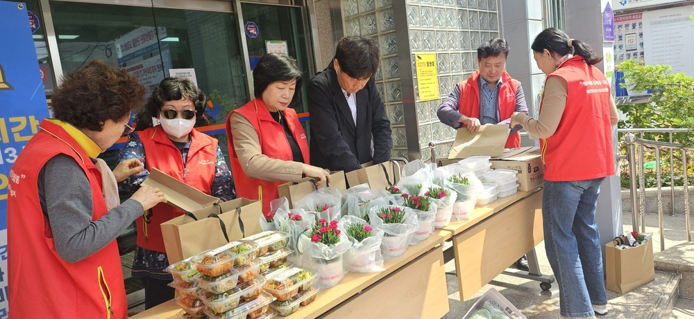 동인동 지역사회보장협의체, 어버이날 맞아 독거어르신에 밑반찬과 카네이션 전달