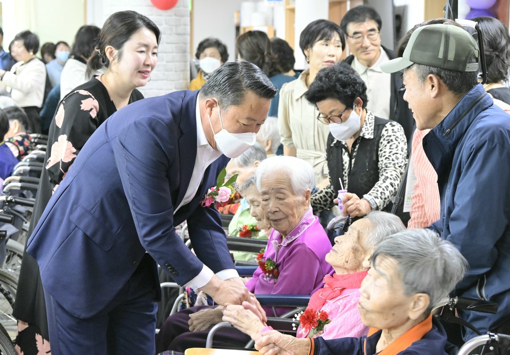 최영일 순창군수, 관내 요양시설 찾아 어르신들께 감사 전해
