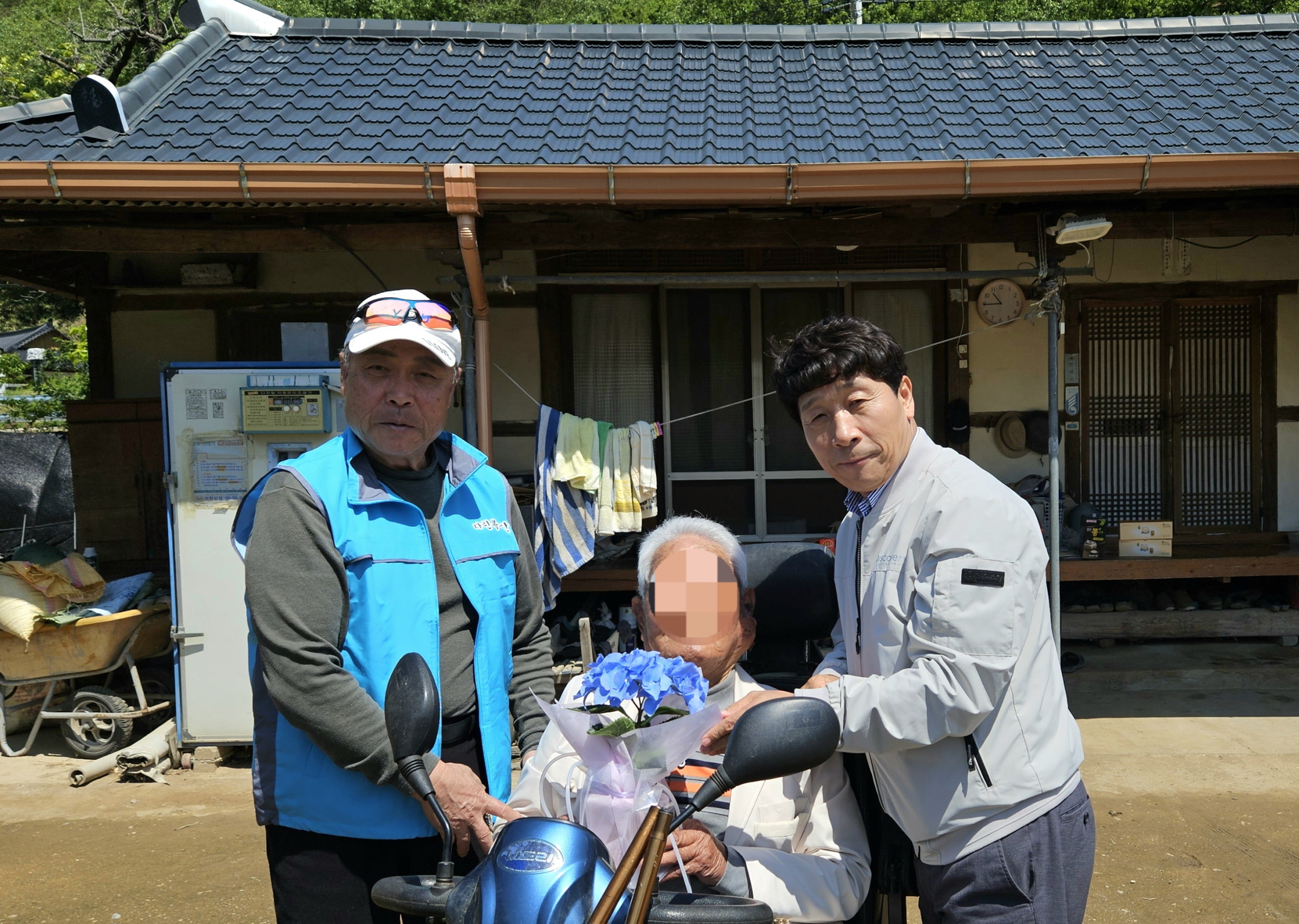 경주 산내면지역사회보장협의체, 100세 이상 어르신 가정에 어버이날 위문품 전달