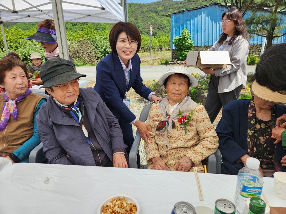 각북면, 어버이날 맞이 카네이션 달아드리기