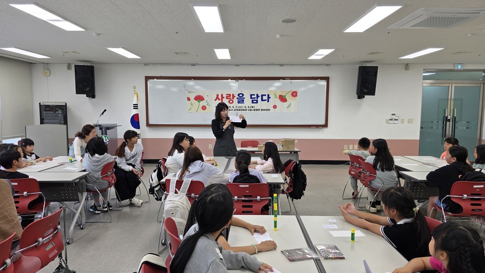 군위군 드림스타트, ‘사랑을 담다’
어버이날 카네이션 머그컵 만들기 프로그램 운영