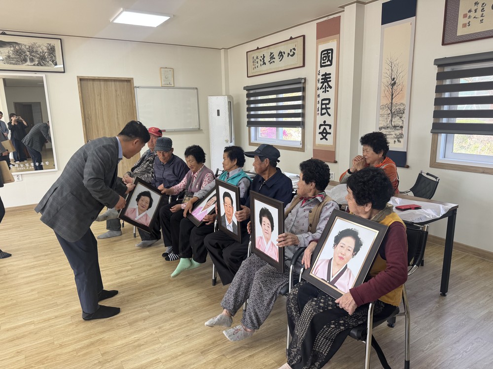 화서면, 어버이날맞이 장수사진 전달행사