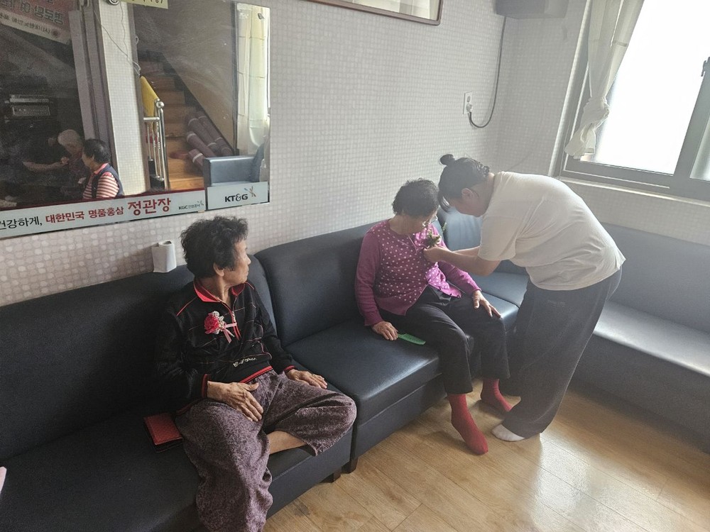 탸안군, 청소년의 손길로 피어난 사랑… 지역 어르신께 전한 따뜻한 카네이션