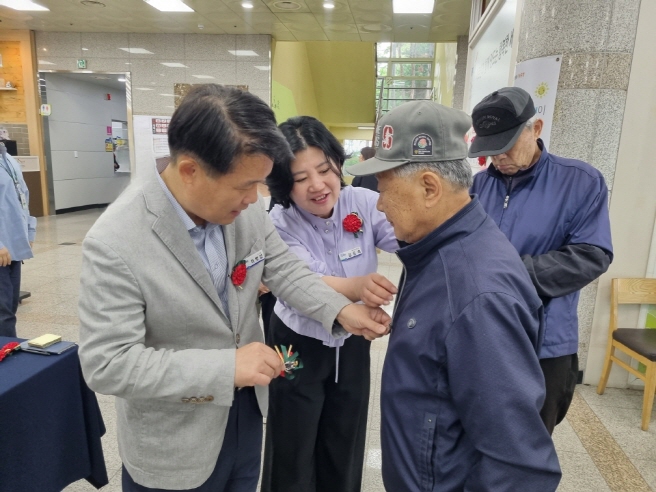 파주시노인복지관, 어버이날 맞이‘카네이션 달아드리기’