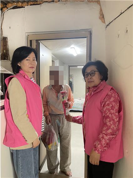 구리시 교문1동지역사회보장협의체, 어버이날 맞아 사랑의 카네이션 전달