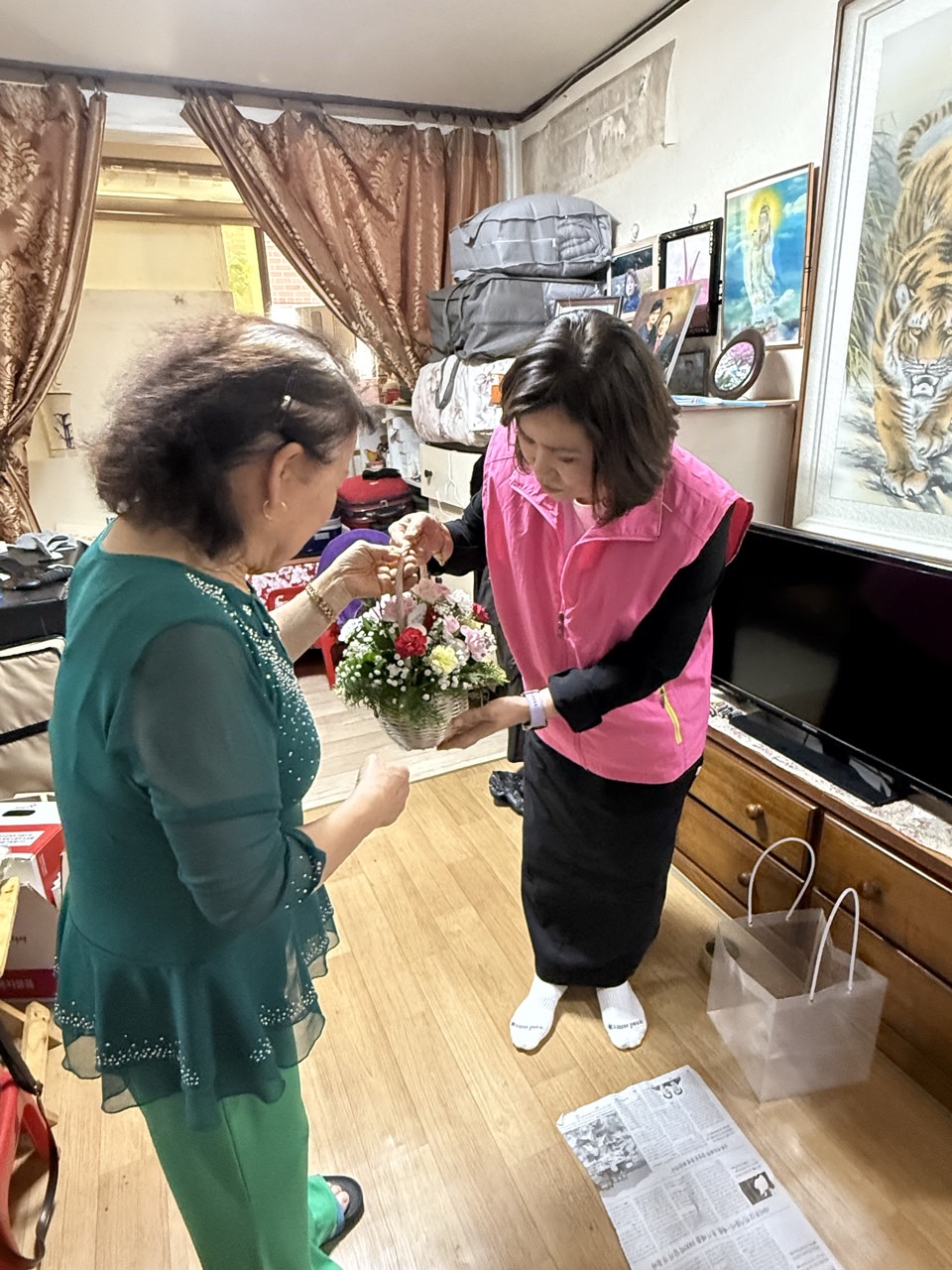 구리시 동구동, 어버이날 맞이 홀로 어르신 사랑의 카네이션 전달
