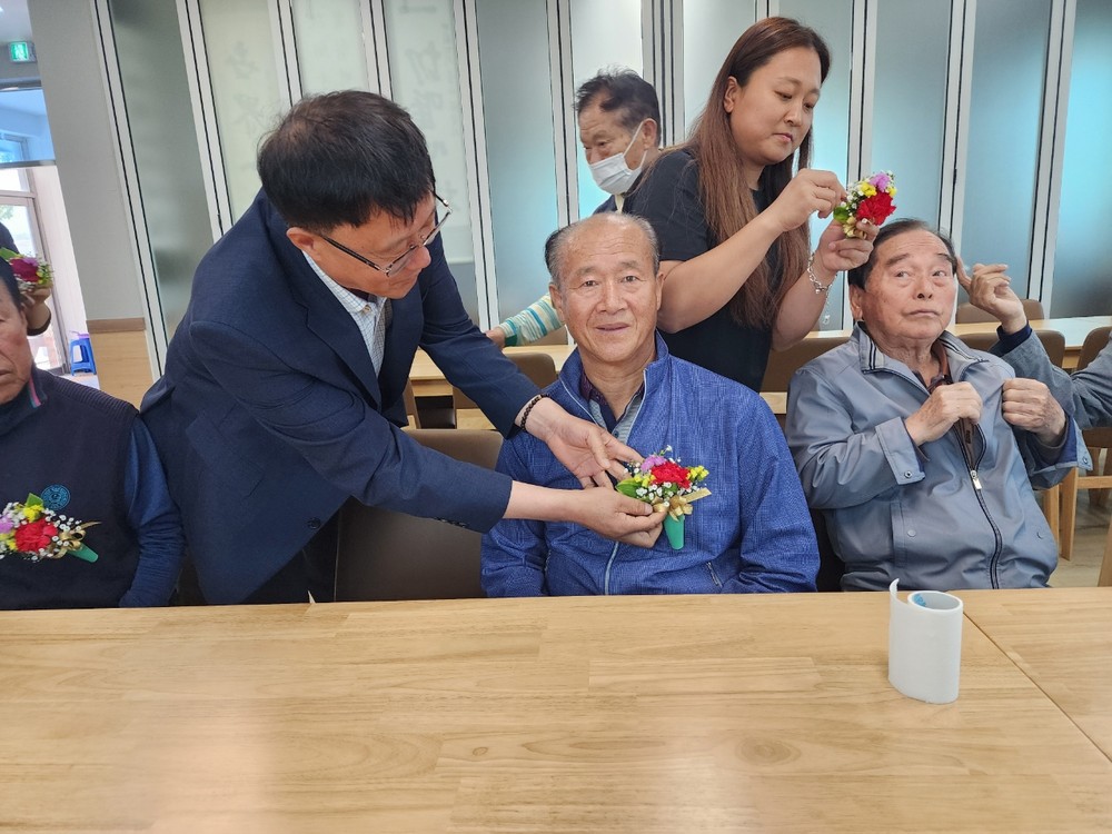 장수군 산서면 청년회, 어버이날 맞이 카네이션 달아드리기 행사 추진