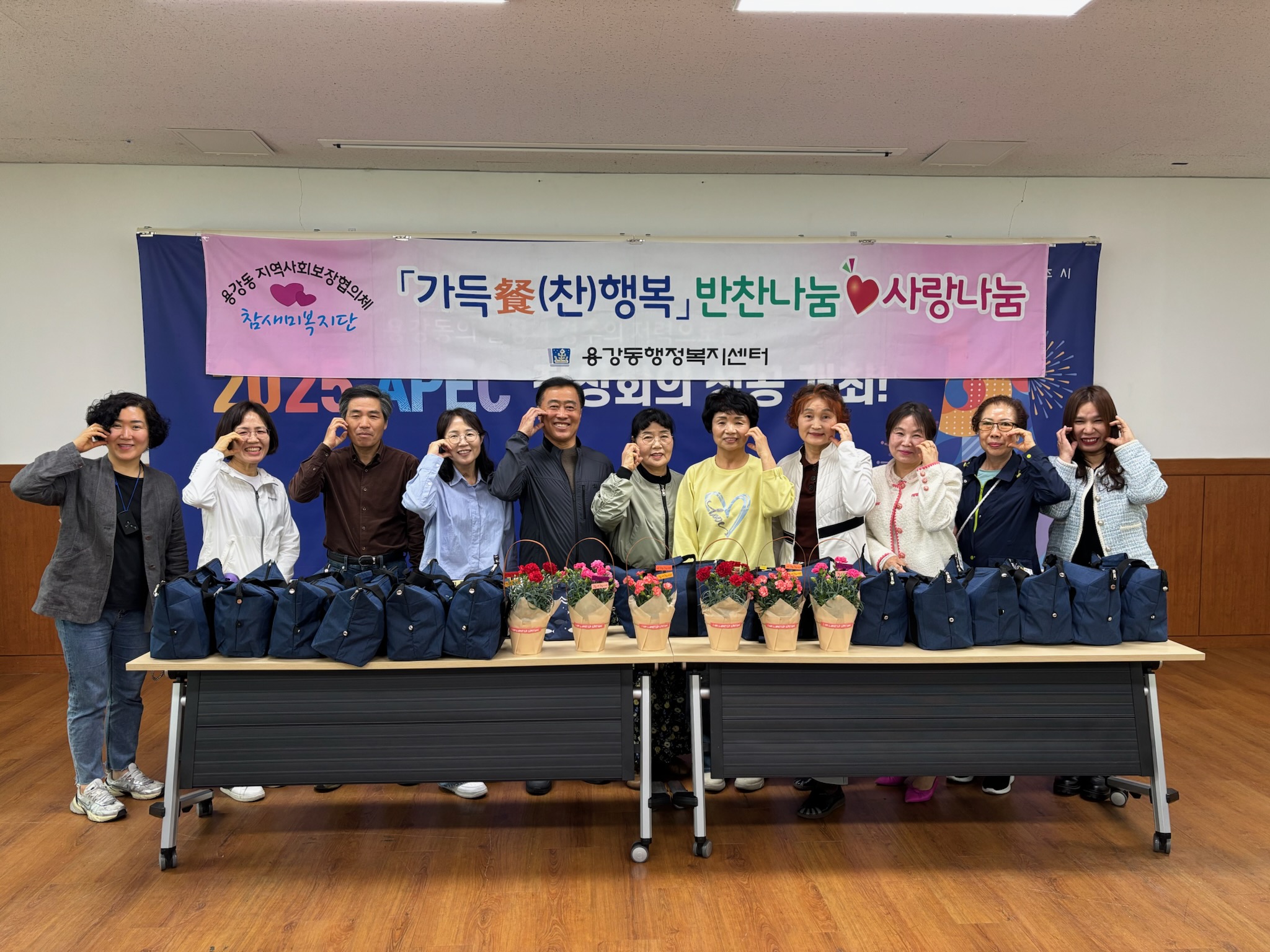 경주 용강동지역사회보장협의체, 어버이날 맞아 반찬·카네이션 전달하며 안부 확인