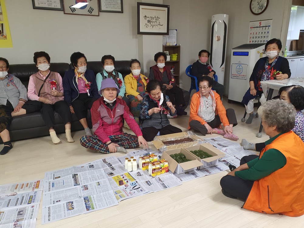 경주 용강주공아파트 명예사회복지공무원, 어버이날 맞아 어르신께 카네이션과 떡 전달