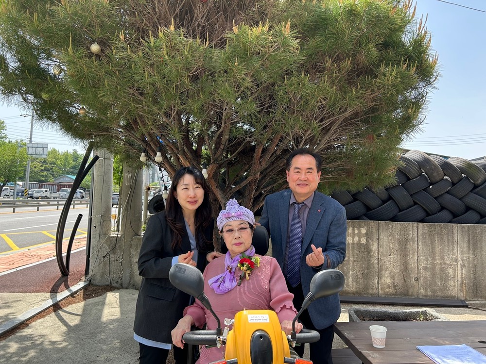 예산군장애인종합복지관, 고령 장애인 위안 행사 개최…어버이날 맞아 식사와 감사의 선물 전달