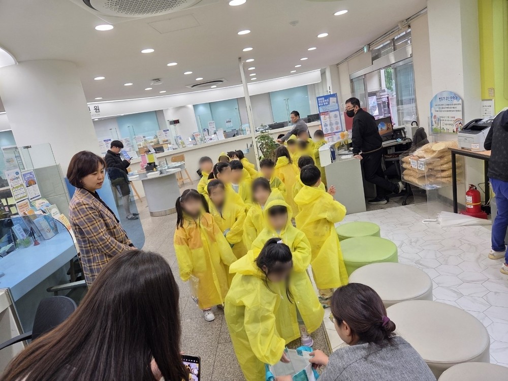 수원시 영통구 영통2동,
고사리 손으로 실천하는 폐자원 교환!