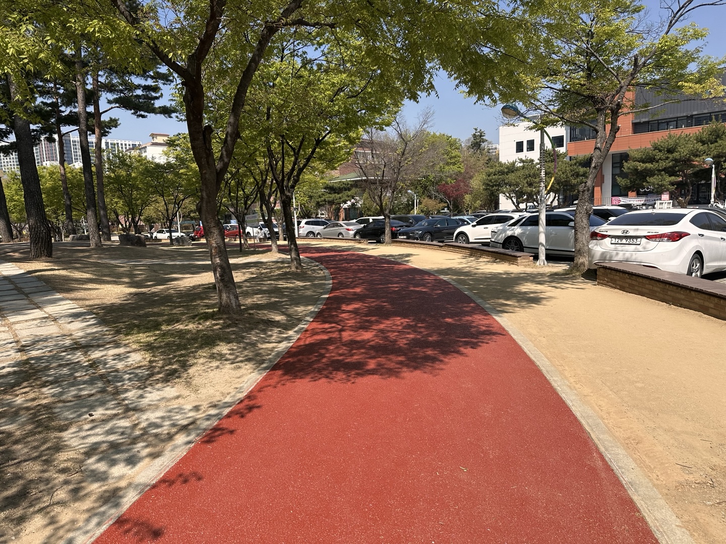 수성구, 화랑공원에 육상트랙과 맨발걷기길 조성… ‘슬로에이징’ 실천 공간 마련