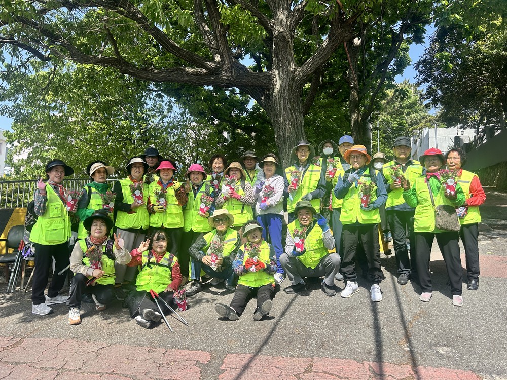 부산영도시니어클럽 어버이날 맞아 꽃 화분 전달