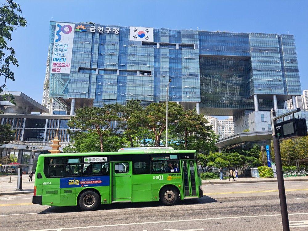 ‘서울시 최초’ 금천구, 마을버스 기사 처우개선 제도화 월 30만 원 지원