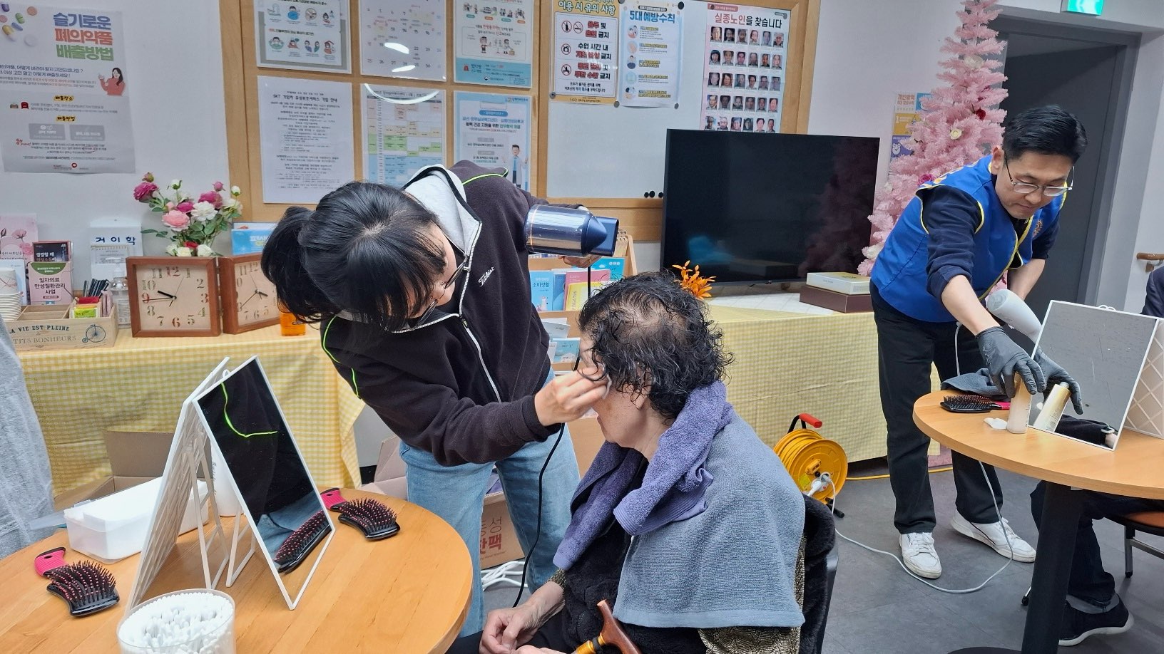 국제로타리3650지구, 장위실버복지센터 어르신 50명에 염색 봉사