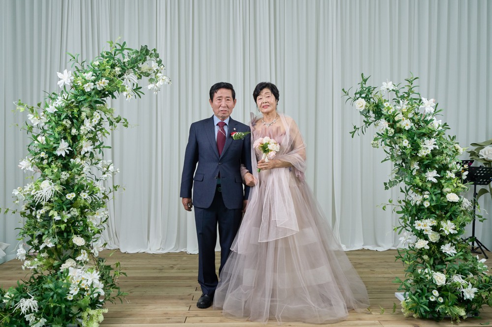 팔순 부부의 리마인드 웨딩, 남면 삼용1리 백살공장서 감동 개최