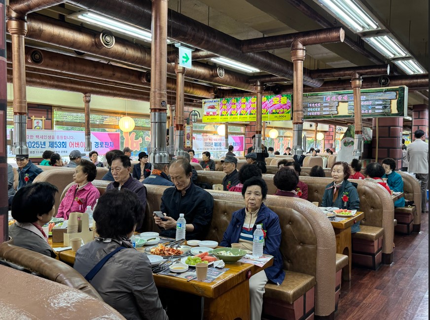 “어르신의 건강한 백세인생을 응원합니다!”… 응암1동, 제53회 어버이날 기념행사 개최