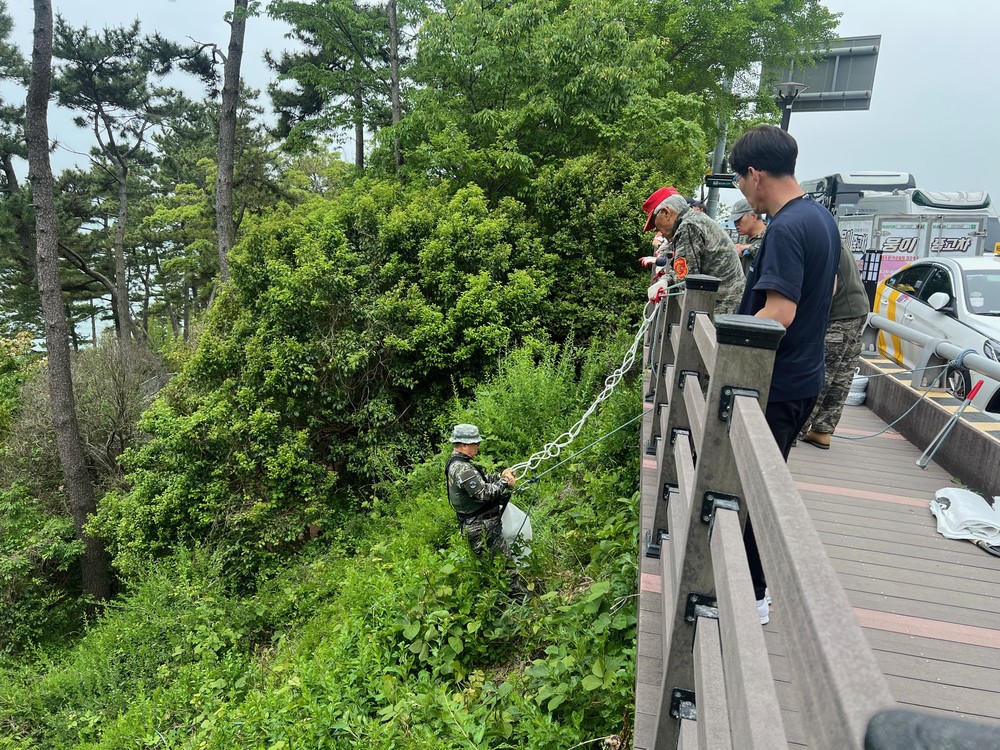 영도구, 절영해랑길 데크로드 사면 환경정비 실시