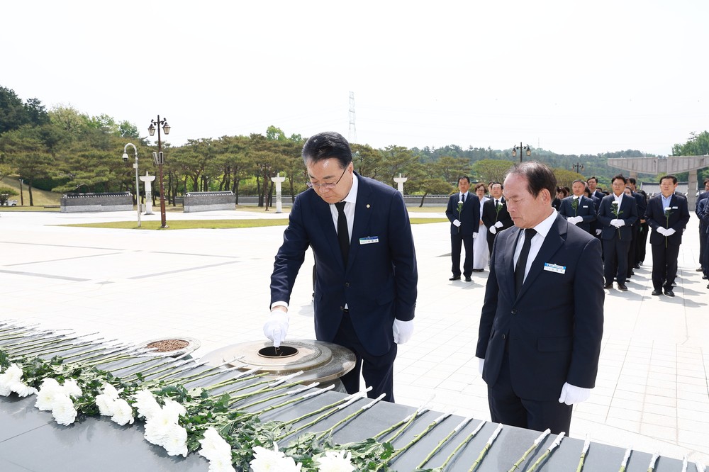 화순군, 5·18민주화운동 제45주년 기념 국립 5·18민주묘지 참배
