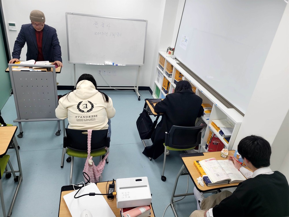 고령군학교밖청소년지원센터 청소년들의 새로운 시작, 2025년 제1회 검정고시 8명 합격