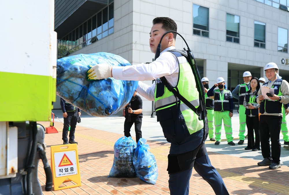 도봉구, 환경공무관 위해 ‘입는 로봇’ 도입 추진