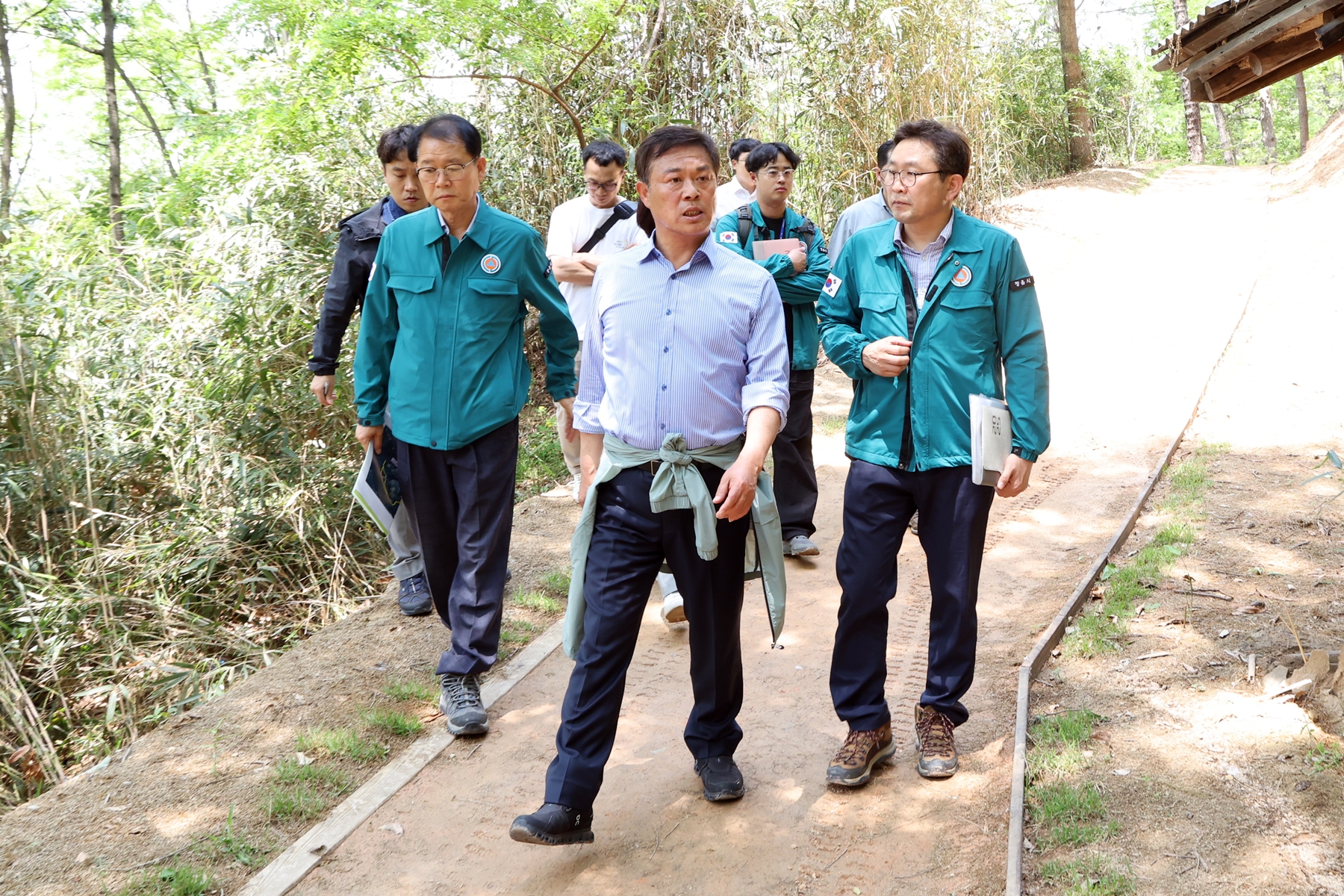 “시민 발걸음 편안하게”… 이학수 정읍시장, 성황산 황톳길 세심한 정비 주문