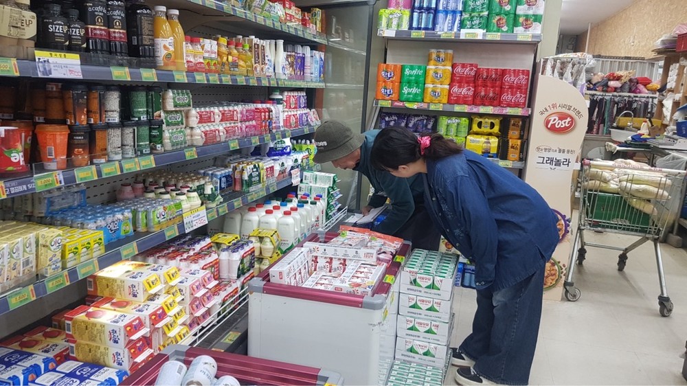 군위군보건소 치매안심센터, 경증 치매 어르신들과 함께하는 장보기 행사