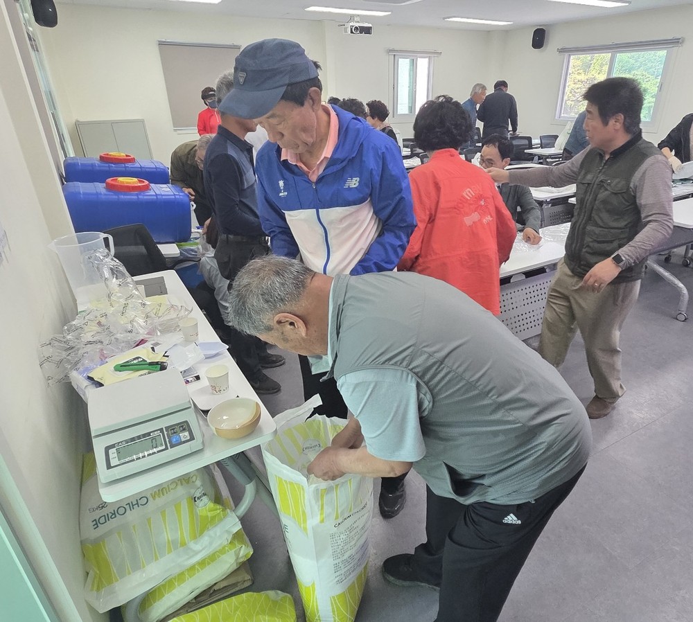 안성시 중부농업기술상담소, 미생물 활용 저비용 자가비료 제조 농업인 교육 추진