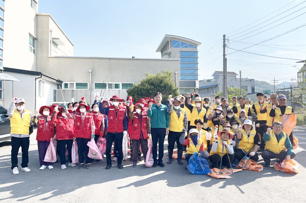 현동면 도평1리 주민들, 하천변 환경정화에 앞장서