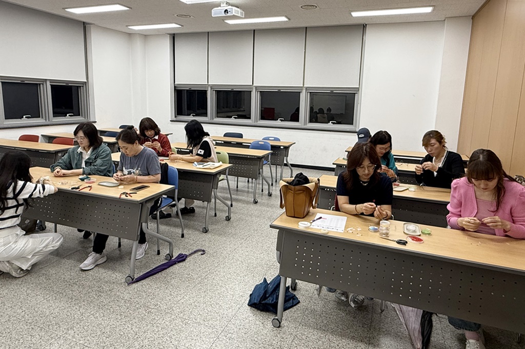 함안군립 칠원도서관, 5월 원데이클래스‘비즈 공예’성료