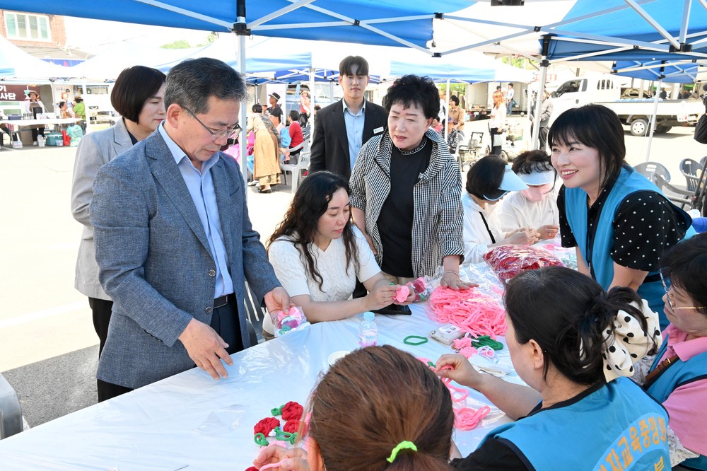 의흥전통시장에서“자원봉사가 꽃피는 오일장”열려