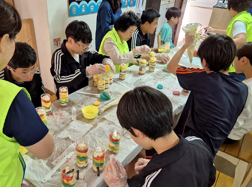 부산 북구 덕천1동, 취약계층 아동·청소년 대상 ‘보틀케이크 만들기’ 실시