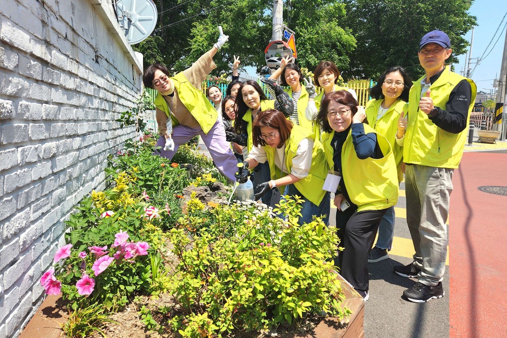 달서50플러스센터·평생학습관 동아리‘동산바치’, 마을정원 가꾸며 지역봉사 실천