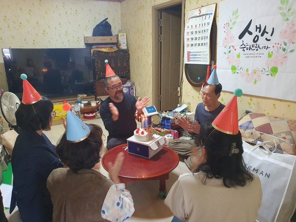 수산면지역사회보장협의체, 따뜻한 마음 담은 생신꾸러미 전달