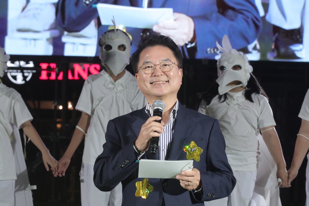 거리로 나온 인형들.. 퍼펫카니발 퍼레이드 시민 ‘환호’