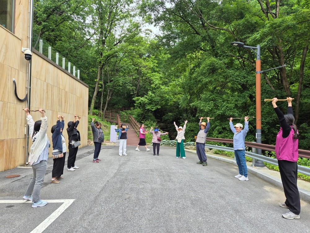 동두천시치매안심센터, 지행주공2단지아파트 치매안심마을 대상 산림치유프로그램 실시