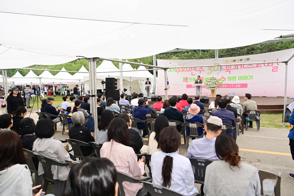 연수구, 제9회 연수 북페스티벌 성황리 마무리
개청 30주년 기념 ‘책나무, 30년의 이야기’ 퍼포먼스로
연수구 어제와 내일 ‘책으로 꿈과 미래를 잇다’ 의미 더해