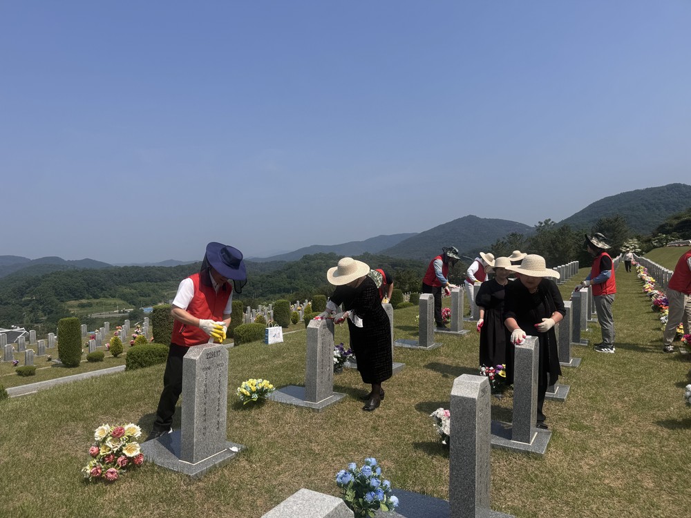 영천시시설관리공단, 호국보훈의 달 맞아 영천호국원 참배 및 묘역정화 봉사활동 실시