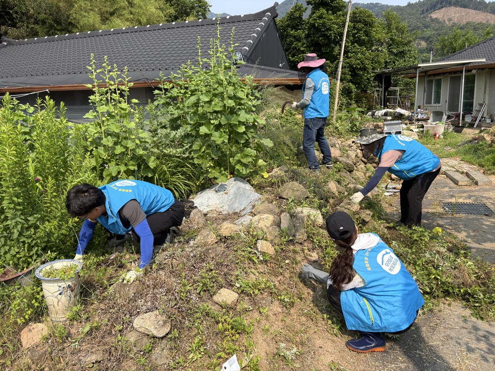 곡성읍 우리동네 복지기동대,
관내 취약계층 위한 주거환경개선 봉사활동 펼쳐
