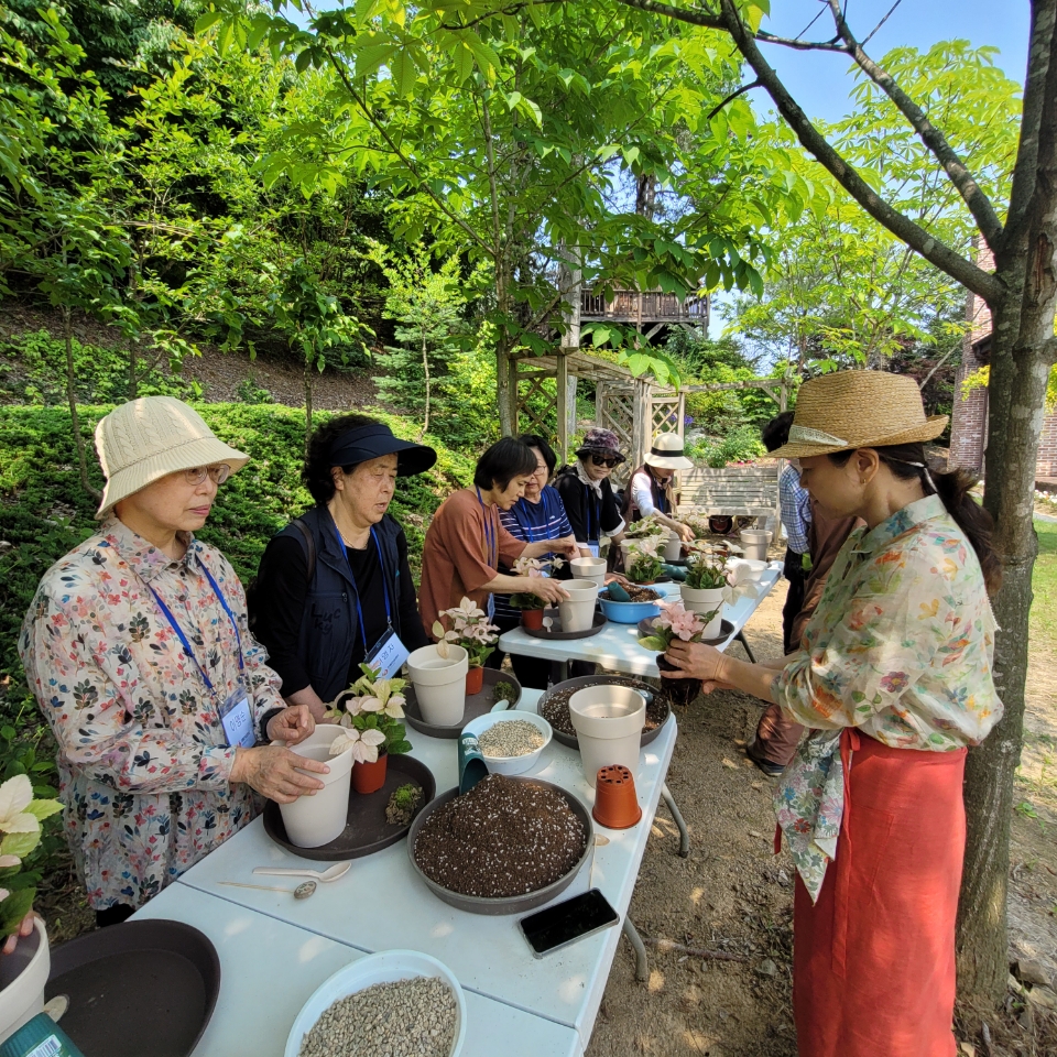 괴산군보건소, 치매가족 위한 ‘정원 힐링프로그램’ 운영