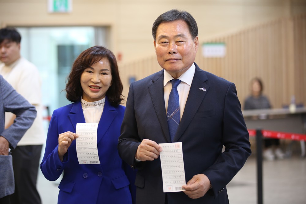 김산 무안군수 사전투표 참여, "희망찬 미래를 위한 한 표를"