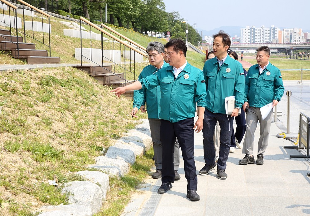 “쾌적한 정읍천 만들자” 이학수 정읍시장 현장 점검 ‘꼼꼼히’