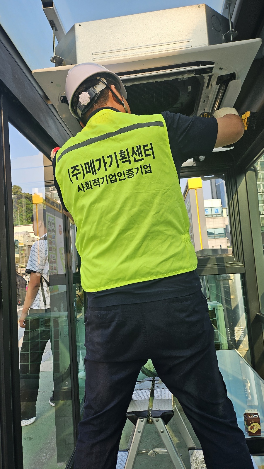 예산군, 거리의 쉼표! 군내 버스 승강장 냉방 시설 일제 정비
건강한 여름, 더우면 승강장으로 마실 가슈!