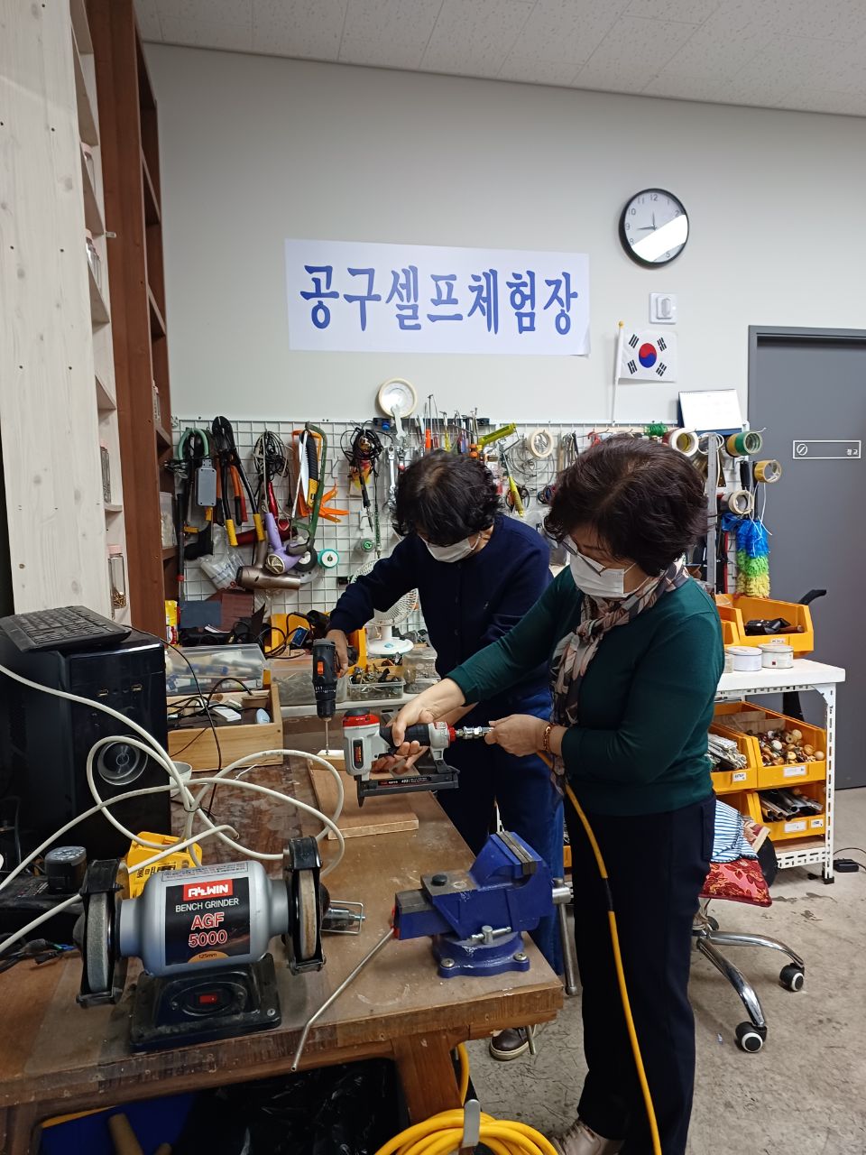 정든 물건 직접 고치고, 중고물품 싸게 장만… 온라인 거래와 다른 매력의 ‘송파구 새활용센터’